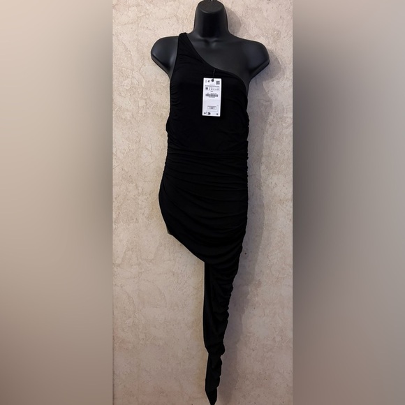zara black one shoulder dress Cowl Neck Asymmetric One-Shoulder Midi Size S / UK 8 Side ruching detail at waist and front knot NWT- Zara sparkly Black one